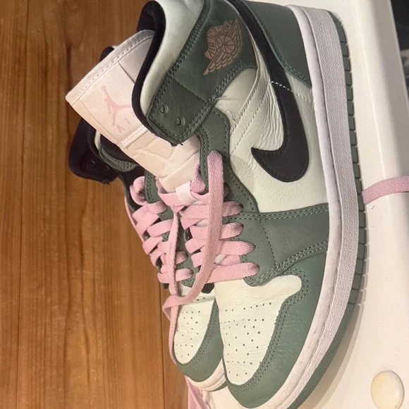 Air Jordan 1 Mid SE ‘Dutch Green’ - Picture 7 of 9